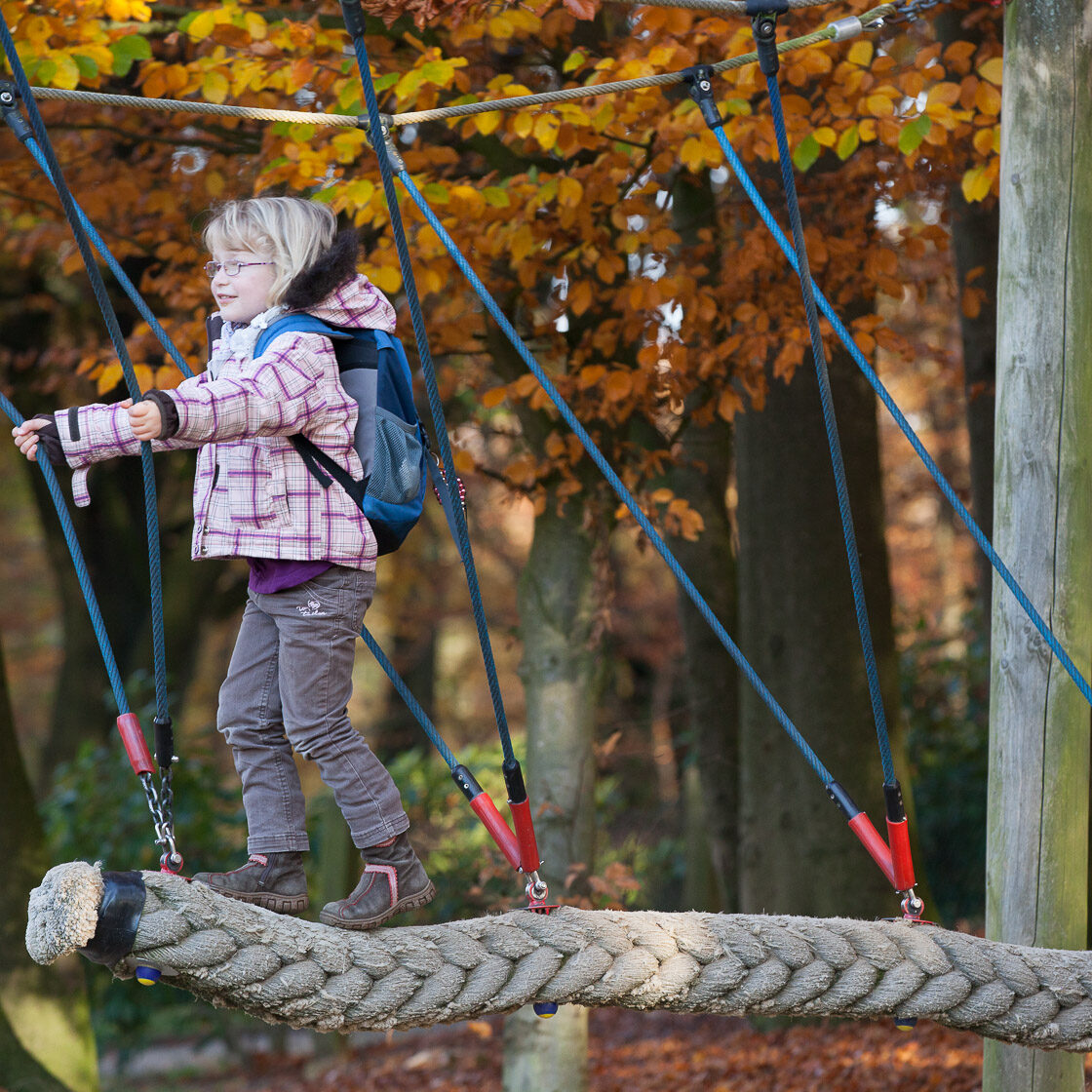 Kind auf Seilschaukel