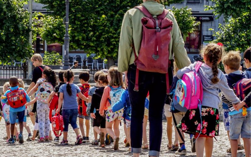 Kindergartengruppe im Freien