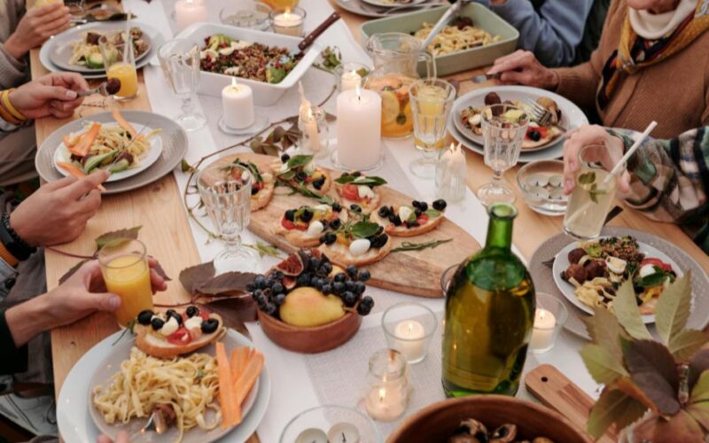 Gedeckter Gartenpartytisch mit Gästen