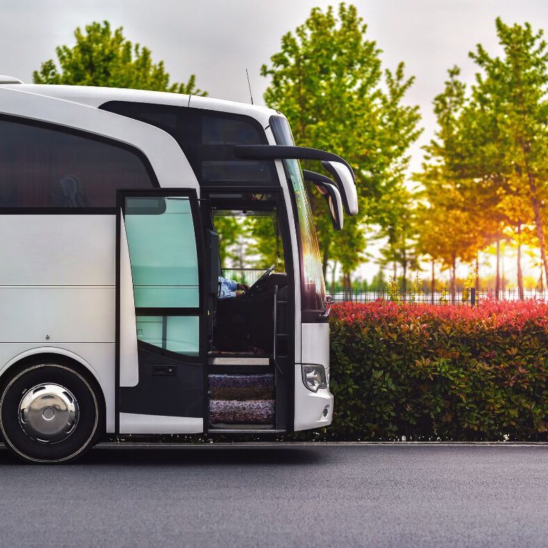 Bus mit geöffneter Tür