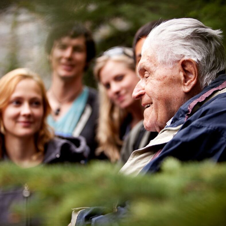 Gruppe von Menschen mit Senior im Vordergrund