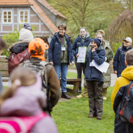 Kinder mit Mitarbeitenden der Wildpark-Schule