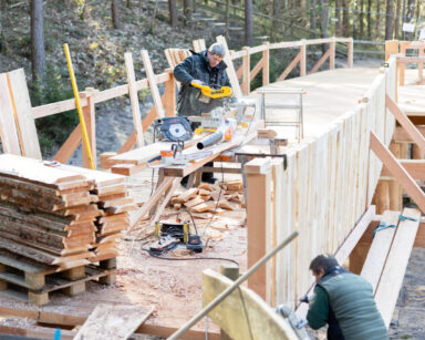 Das Lärchenholz stammt aus den Wäldern zwischen Ollsen und Undeloh und ist in einem mobilen Sägewerk im Wildpark passgenau zugeschnitten worden.