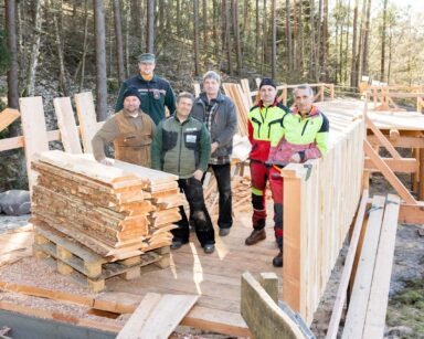 Bezirksförster Lennart Hatesohl (zweiter von links) lieferte mit seinen Mitarbeitern (von rechts) Imer und Enis Pepic das Holz für die Brücke, die Zimmerer Thomas Hauschild (dritter von rechts) zusamen mit Peter Wind und Alfred Obendörfer errichtete.