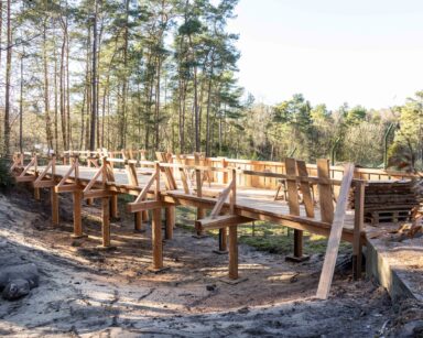 Die sanierte Tigerbrücke kurz vor der Fertigstellung. Das frische Lärchenholz bleibt unbehandelt und bildet mit der Zeit eine gräuliche Patina.