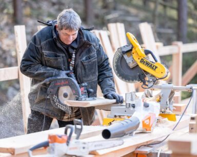 Fachmann bei der Arbeit: Zimmerer Thomas Hauschild aus Horneburg schneidet Bretter für das Geländer zu.