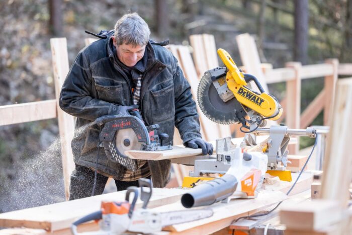 Fachmann bei der Arbeit: Zimmerer Thomas Hauschild aus Horneburg schneidet Bretter für das Geländer zu.