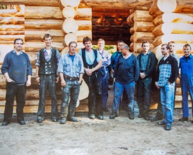 Gruppenfoto mit Elchlodge: Schon vor knapp 20 Jahren setzte der Wildpark Lüneburger Heide auf Holz aus der Region für das beliebte Restaurant im Blockhaus-Stil. Zimmerer Thomas Hauschild (vorn, vierter von links) war damals wie heute mit dem Bau beauftragt.