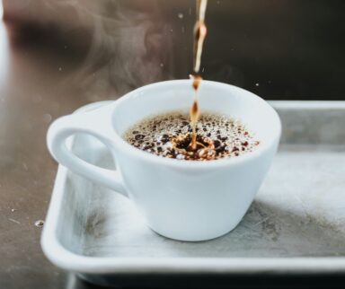 Kaffee ergießt sich in Tasse