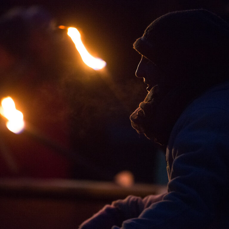Fackeln bei einer Abendwanderung.