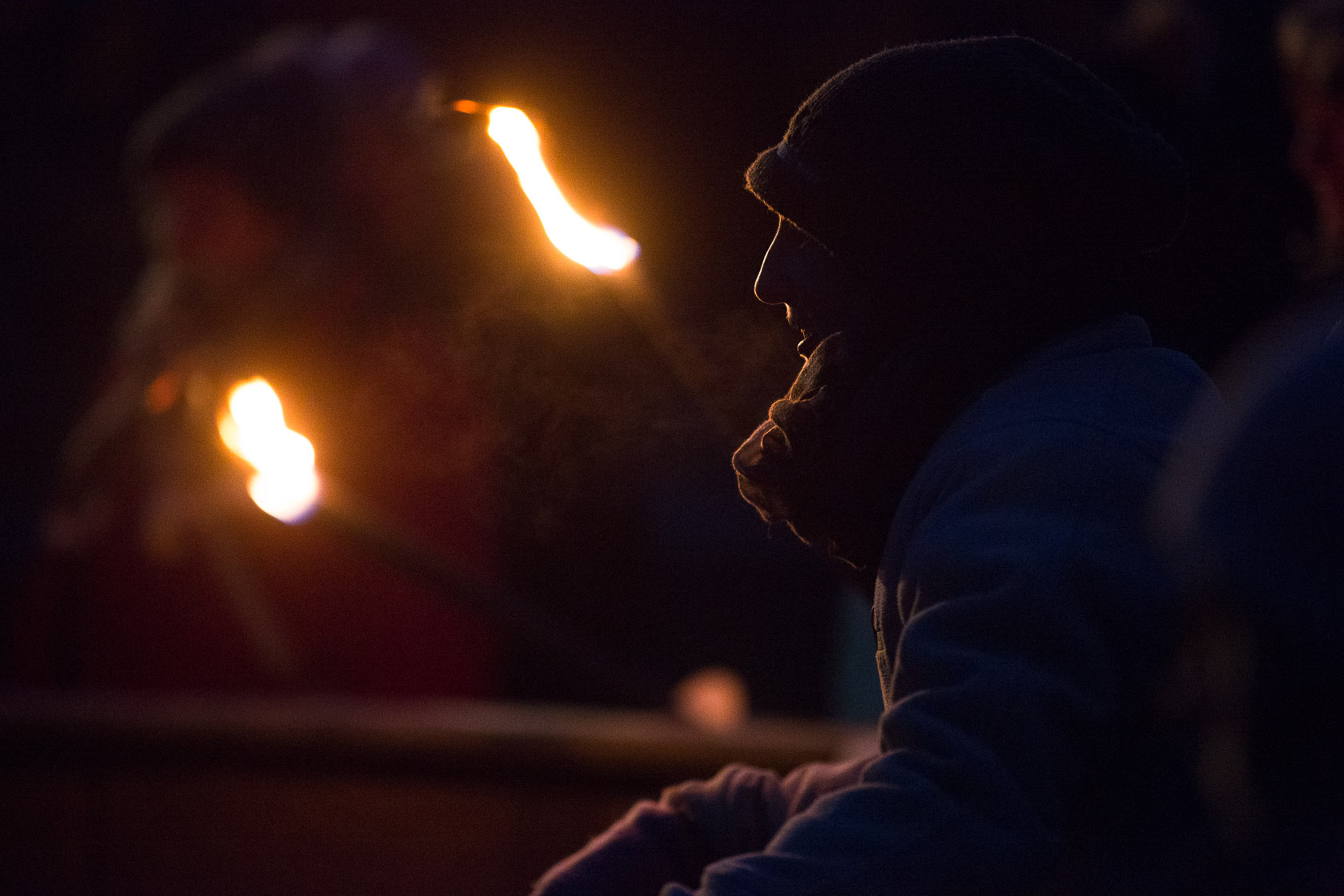 Fackeln bei einer Abendwanderung.