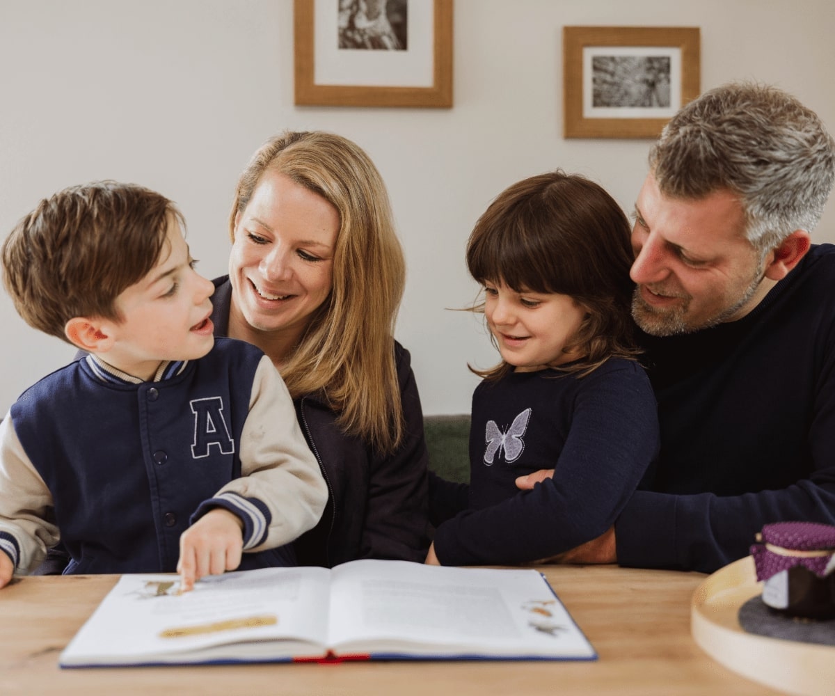 Vierköpfige Familie am Tisch