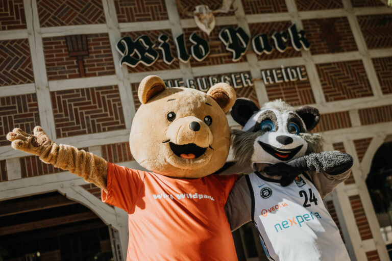 Towers-Maskottchen Willy und Willi Wildpark vor dem Eingang des Wildparks