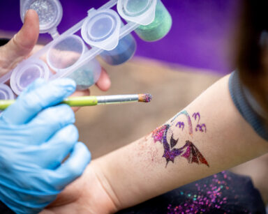 Handgemalte Kindertattoos auf Unterarm