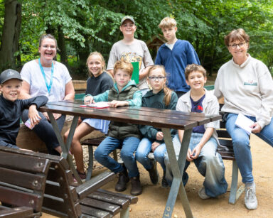 Wildpark-Club, Schülerinnen und Schüler der IGS Hanstedt mit Wildpark-Mitarbeiterin Stefanie Eilers