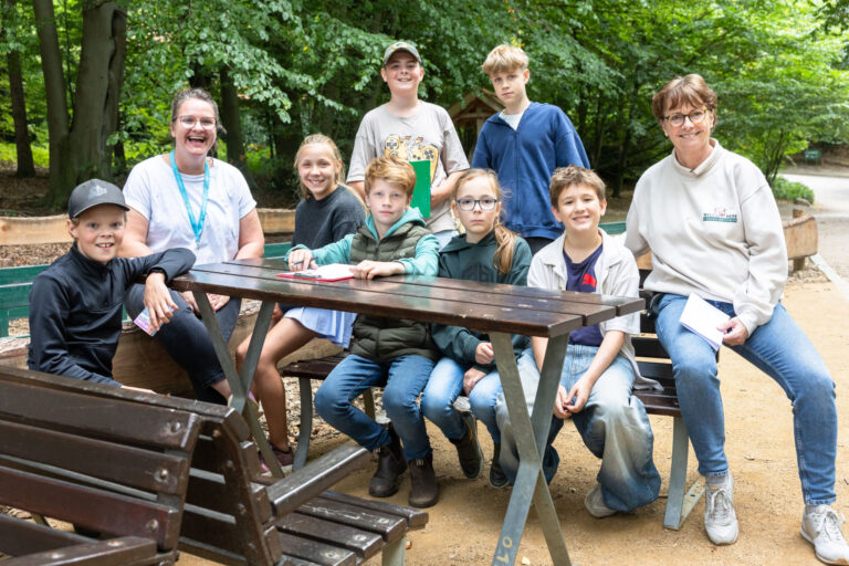 Wildpark-Club, Schülerinnen und Schüler der IGS Hanstedt mit Wildpark-Mitarbeiterin Stefanie Eilers