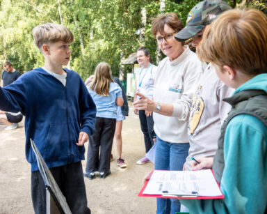 Die Kinder des Wildpark-Clubs stellen Fragen zur Rallye an die Mitarbeitenden des Wildparks.