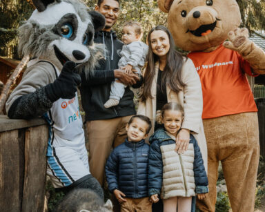 Beide Maskottchen der Towers und des Wildparks mit Spieler Kenny Ogbe und seiner Familie bei den Waschbären