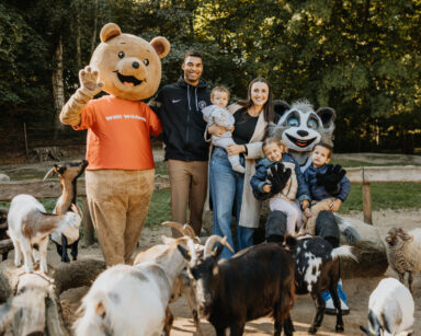Towers Maskottchen Willy und Willi Wildpark mit Spielerfamilie Ogbe in der Streichelecke
