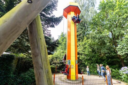Mutter und Kind in Zweiergondel auf dem Seilturm