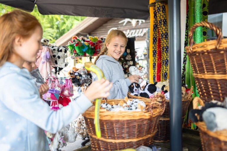 Zwei Mädchen an vollem Souvenirladen mit Plüschtieren