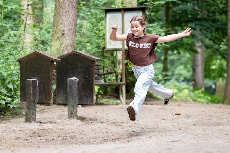 Mädchen übt sich im Weitsprung