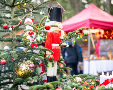 Weihnachtsbaum als Mittelpunkt eines Weihnachtsmarktes