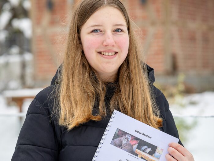 Schülerin mit Projektarbeit "Jugend forscht"