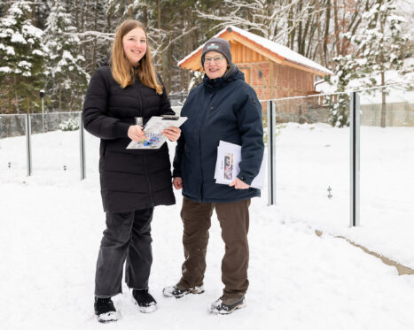 Schülerin und Mitarbeiterin der Wildparkschule beim Austausch.