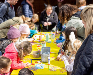 Kinder erstellen bunte Osterbasteleien