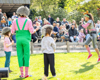 Das Theaterstück "Hase und Igel" wird von der Wandelbühne auf der Flugwiese aufgeführt