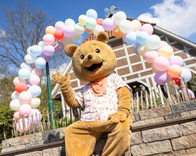 Willi Wildpark begrüßt die Gäste am Wildpark Eingang