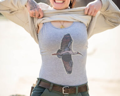 Tierpflegerin Sina zeigt ihr Fan T-Shirt mit einem Waldrapp drauf