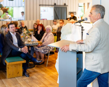 Der "Senior-Chef" am Redner-Pult an seinem 80. Geburtstag.