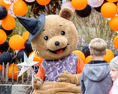 Willi Wildpark Maskottchen empfängt Kinder zum Halloweenfest