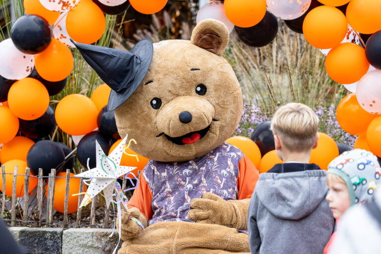 Willi Wildpark Maskottchen empfängt Kinder zum Halloweenfest