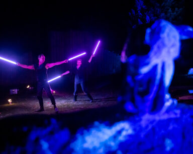 Abendliche Lichtshow mit LED Leuchtstäben