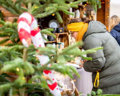 Frau sieht sich am weihnachtlichen Trödelstand um